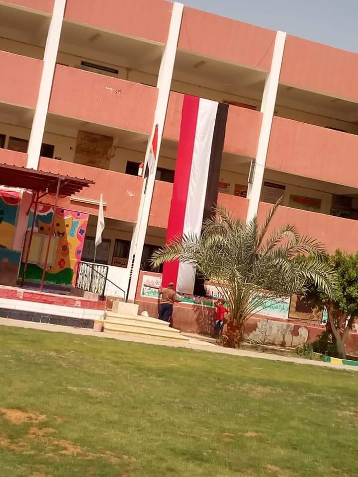 علم مصر على المدارس بالوادى الجديد