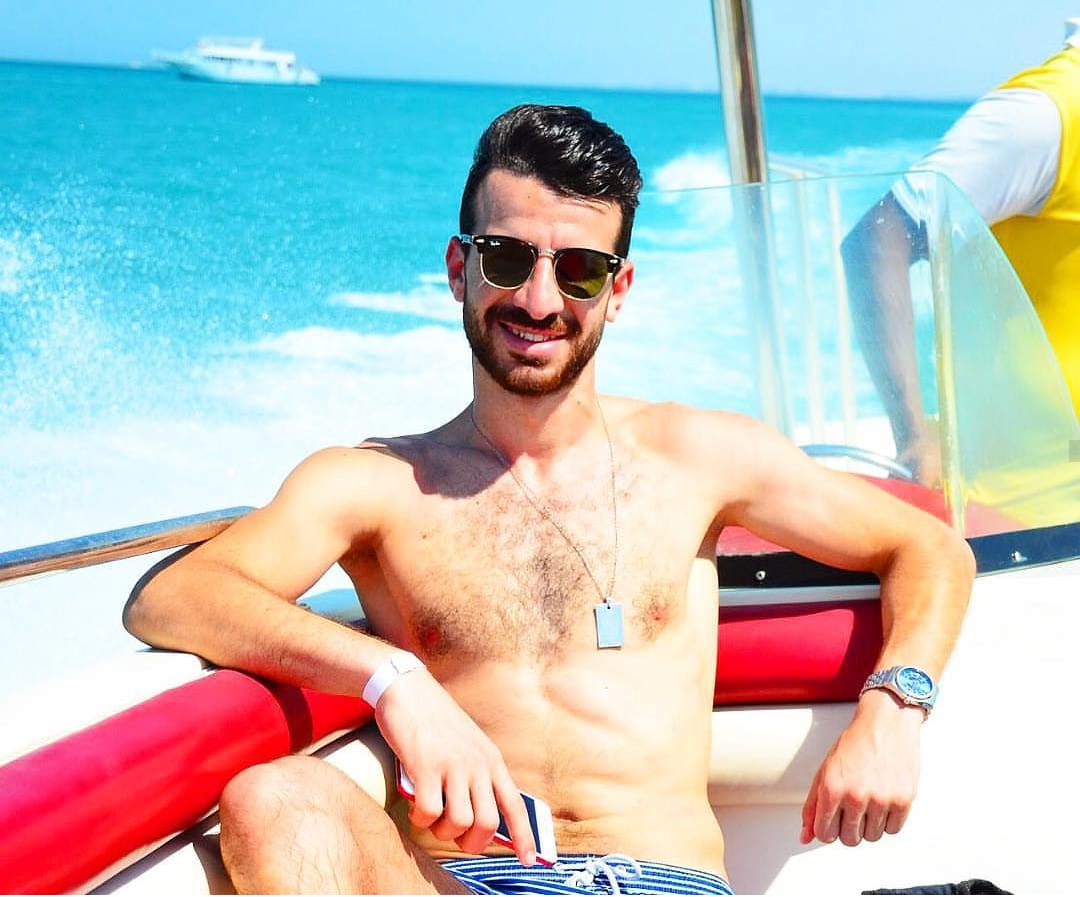 محمود متولى  بالنظارة الشمسية على  البحر