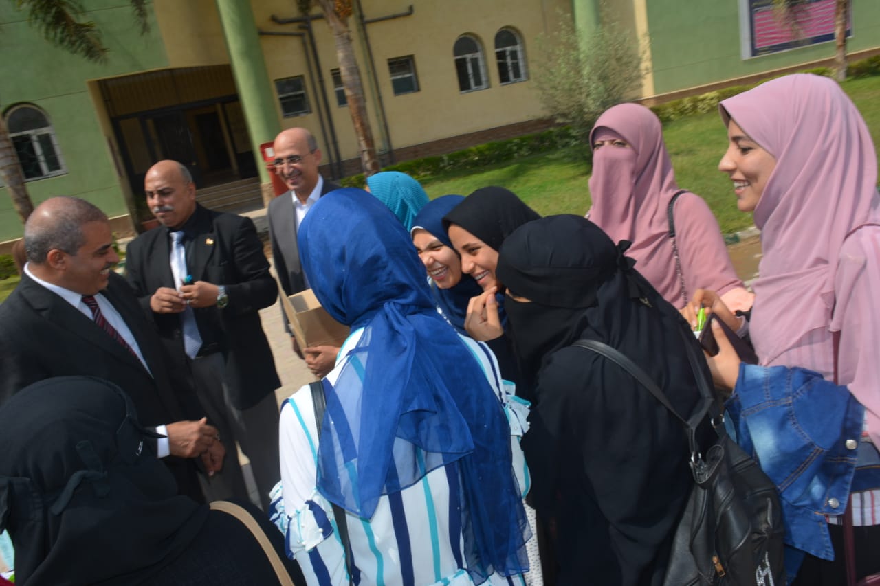 رئيس جامعة الأزهر يتفقد كلية البنات الأزهرية بالعاشر من رمضان  (11)
