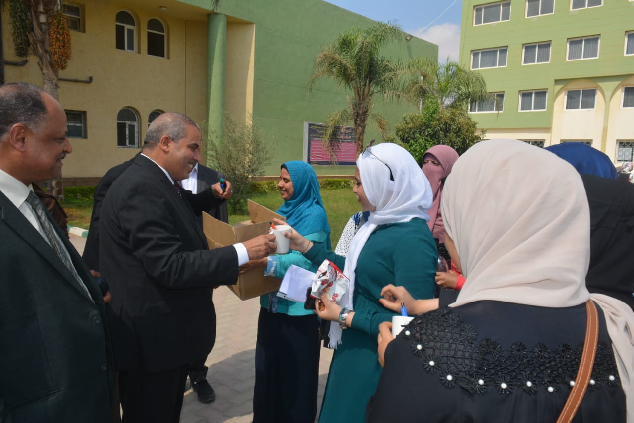 رئيس جامعة الأزهر يتفقد كلية البنات الأزهرية بالعاشر من رمضان  (4)