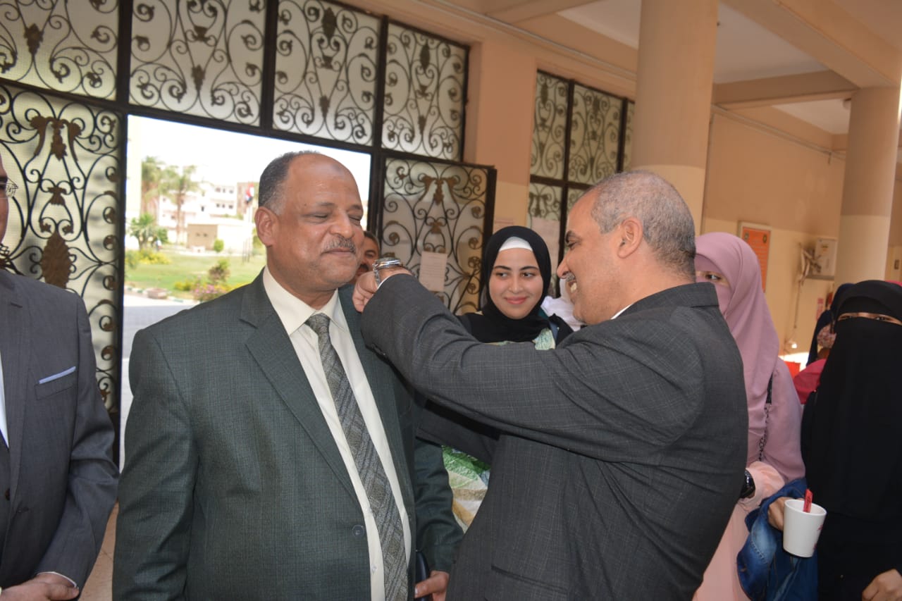 رئيس جامعة الأزهر يتفقد كلية البنات الأزهرية بالعاشر من رمضان  (3)