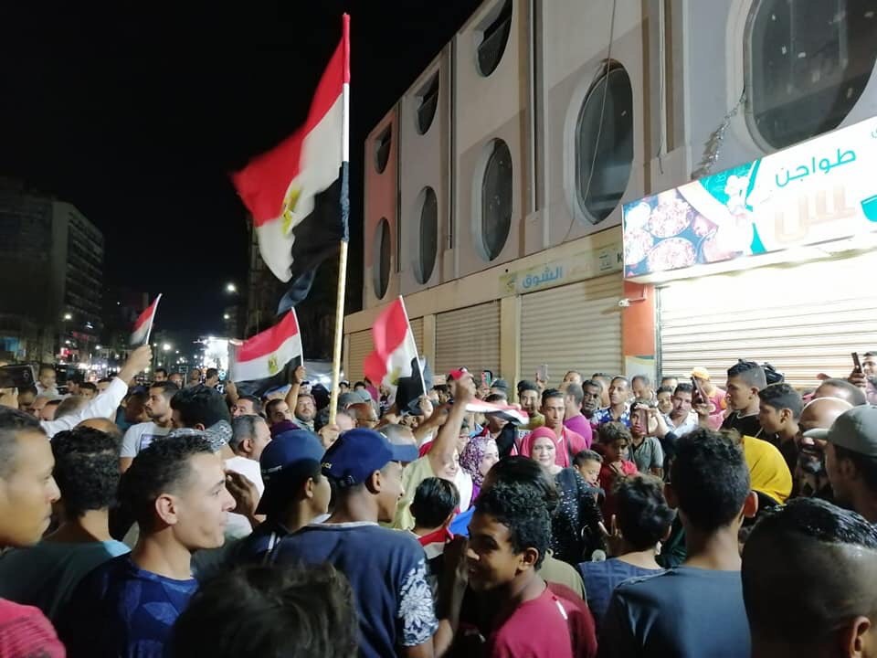 المتظاهرين يحملون أعلام مصر