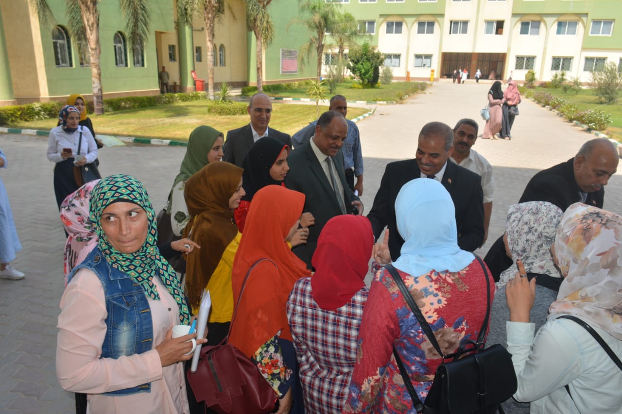 رئيس جامعة الأزهر يتفقد كلية البنات الأزهرية بالعاشر من رمضان  (14)