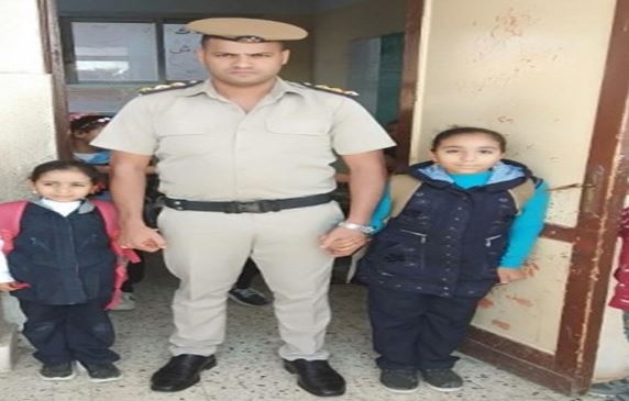 أبناء الشهداء مع ضابط شرطة