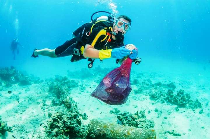 9- تنظيف قاع البحر من البلاستيك