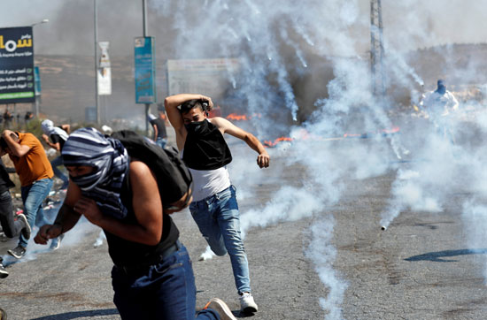 قوات-الاحتلال-تطلق-الغاز-لفض-المظاهرات-الفلسطينية