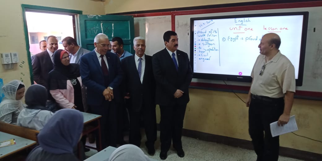 محافظ القليوبية يشارك طالبات مدرسة بنها (3)