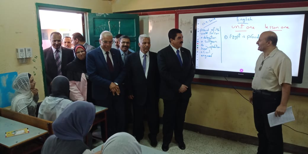 محافظ القليوبية يشارك طالبات مدرسة بنها (4)