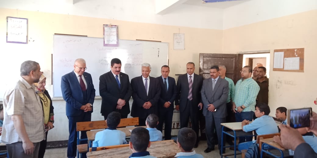 محافظ القليوبية يشارك طالبات مدرسة بنها (2)