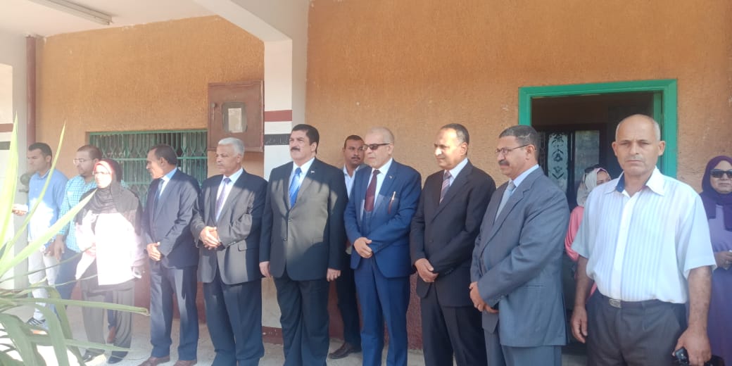 محافظ القليوبية يشارك طالبات مدرسة بنها (5)