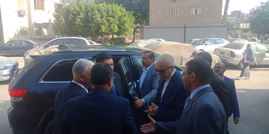 محافظ القليوبية يشارك طالبات مدرسة بنها (1)