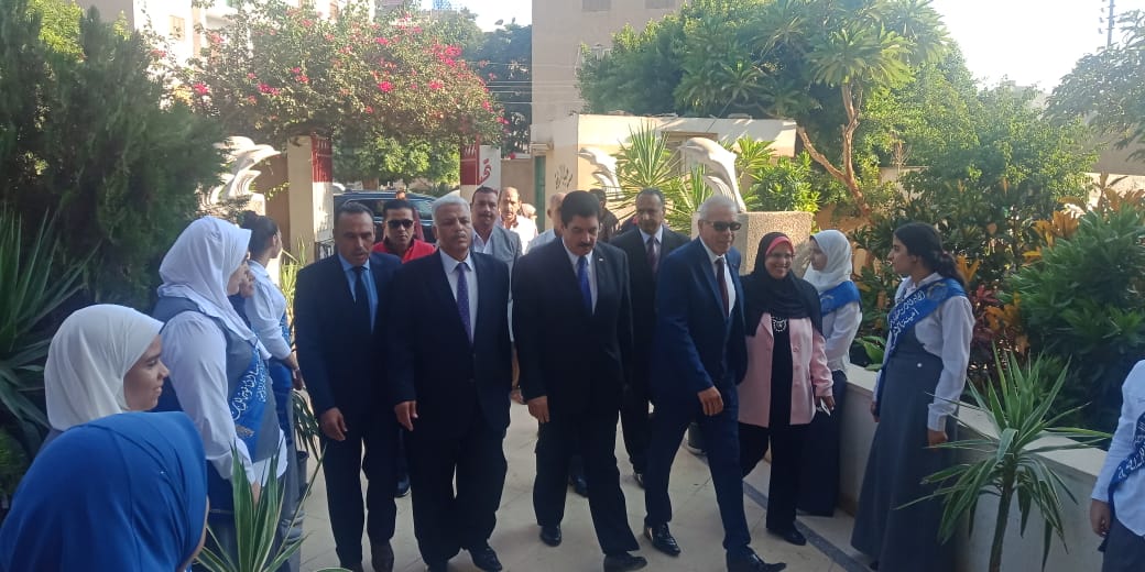 محافظ القليوبية يشارك طالبات مدرسة بنها (6)