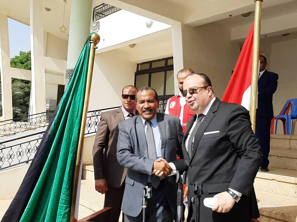 السفير المصرى لدى السودان يسلم مسئول الحكومة السودانية المساعدات