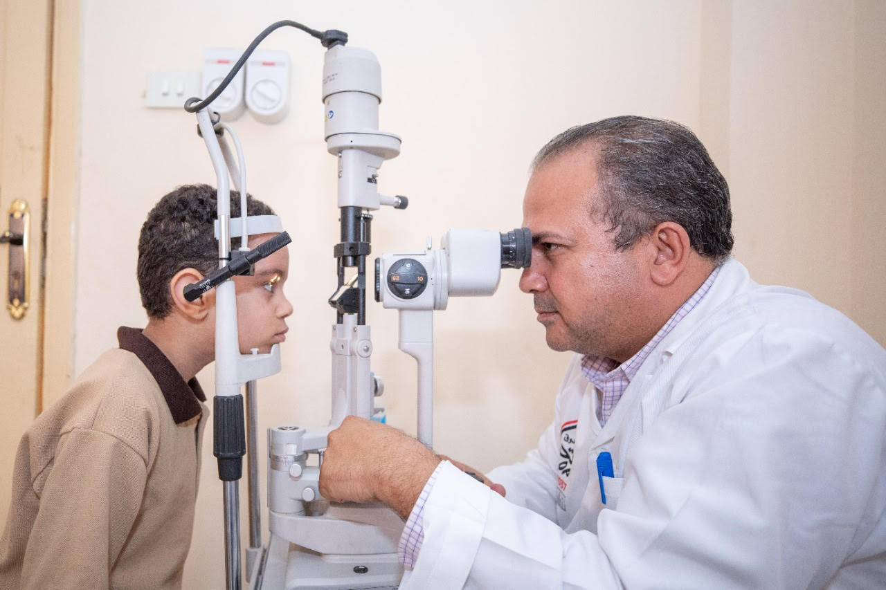 الكشف على 1200 طالب  وتوفير النظارات الطبية  مجانا بالأسمرات (9)