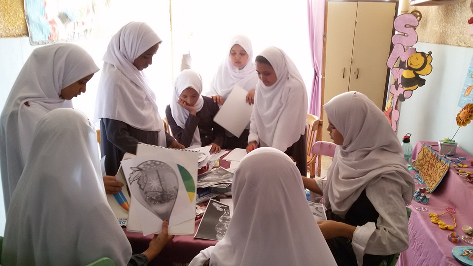 تعليم الرسم لطالبات معهد فتيات أسوان النموذجي6