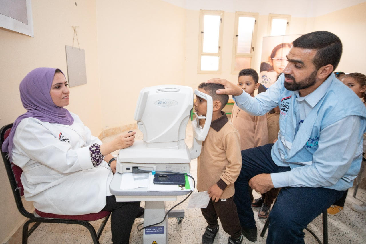 الكشف على 1200 طالب  وتوفير النظارات الطبية  مجانا بالأسمرات (7)