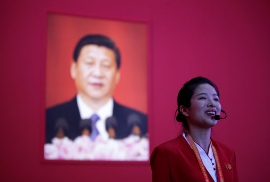 صورة-الرئيس-الصينى-خلف-احدى-العارضات