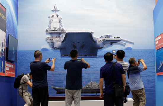 زائرون-يشاهدون-احدى-النماذج-العسكرية-الصينية