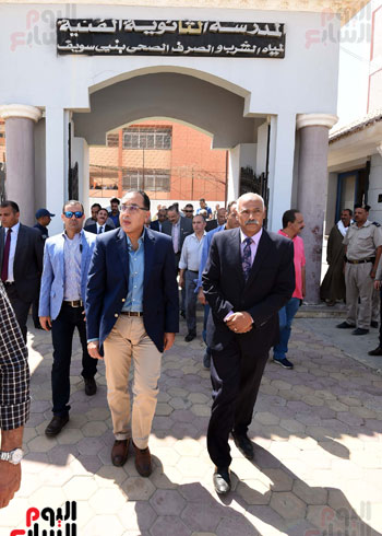 رئيس الوزراء يتفقد المدرسة الثانوية الفنية لمياه الشرب والصرف الصحي بمدينة بني سويف (10)
