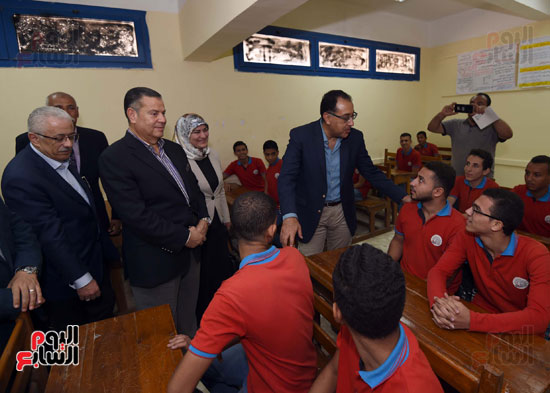 رئيس الوزراء يتفقد المدرسة الثانوية الفنية لمياه الشرب والصرف الصحي بمدينة بني سويف (8)