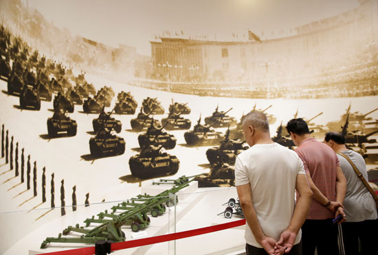 زائرون-يشاهدون-صور-معارك-الحرب-العالمية-الثانية