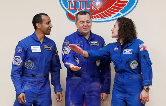 55835-رائد-الفضاء-الإماراتى-هزاع-المنصورى-و-الروسى-أوليغ-سكريبوتشكا-ورائدة-الفضاء-الأمريكية-جيسيكا-مير