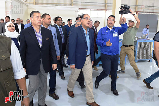 رئيس الوزراء خلال زيارته لبنى سويف وزيارة مجمع مصانع العربى (1)