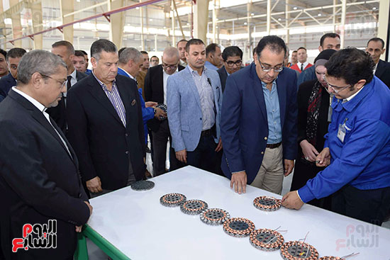رئيس الوزراء خلال زيارته لبنى سويف وزيارة مجمع مصانع العربى (2)