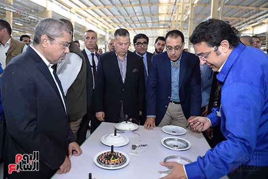 رئيس الوزراء خلال زيارته لبنى سويف وزيارة مجمع مصانع العربى (3)
