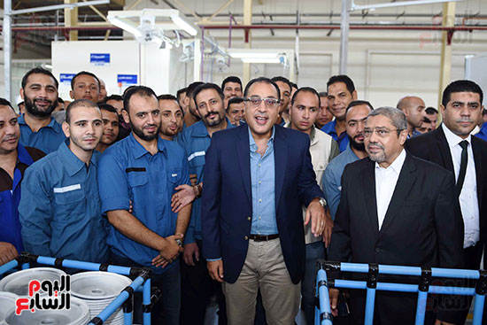 رئيس الوزراء خلال زيارته لبنى سويف وزيارة مجمع مصانع العربى (6)
