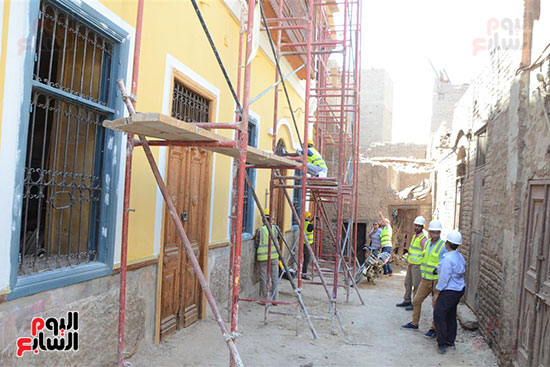 المهندسين والعمال خلال ترميم المنازل التراثية باسنا