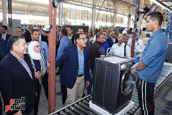 رئيس الوزراء خلال زيارته لبنى سويف وزيارة مجمع مصانع العربى (9)
