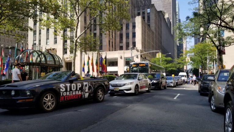 سيارات تحمل لافتات تندد بجرائم تركيا فى نيويورك