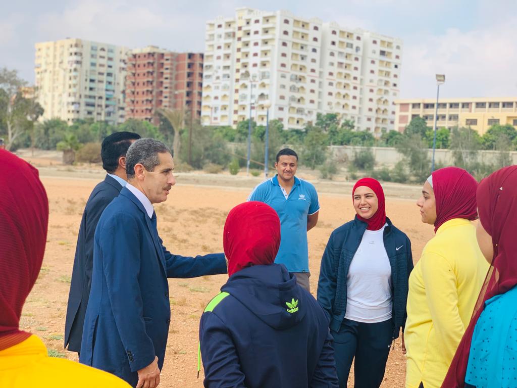3-رئيس الجامعة مع الطلاب 3-رئيس الجامعة مع الطلاب