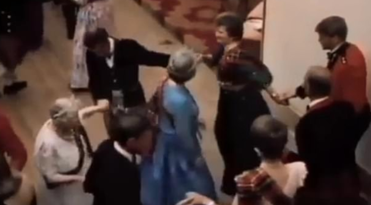 الملكة اليزابيث ترقص