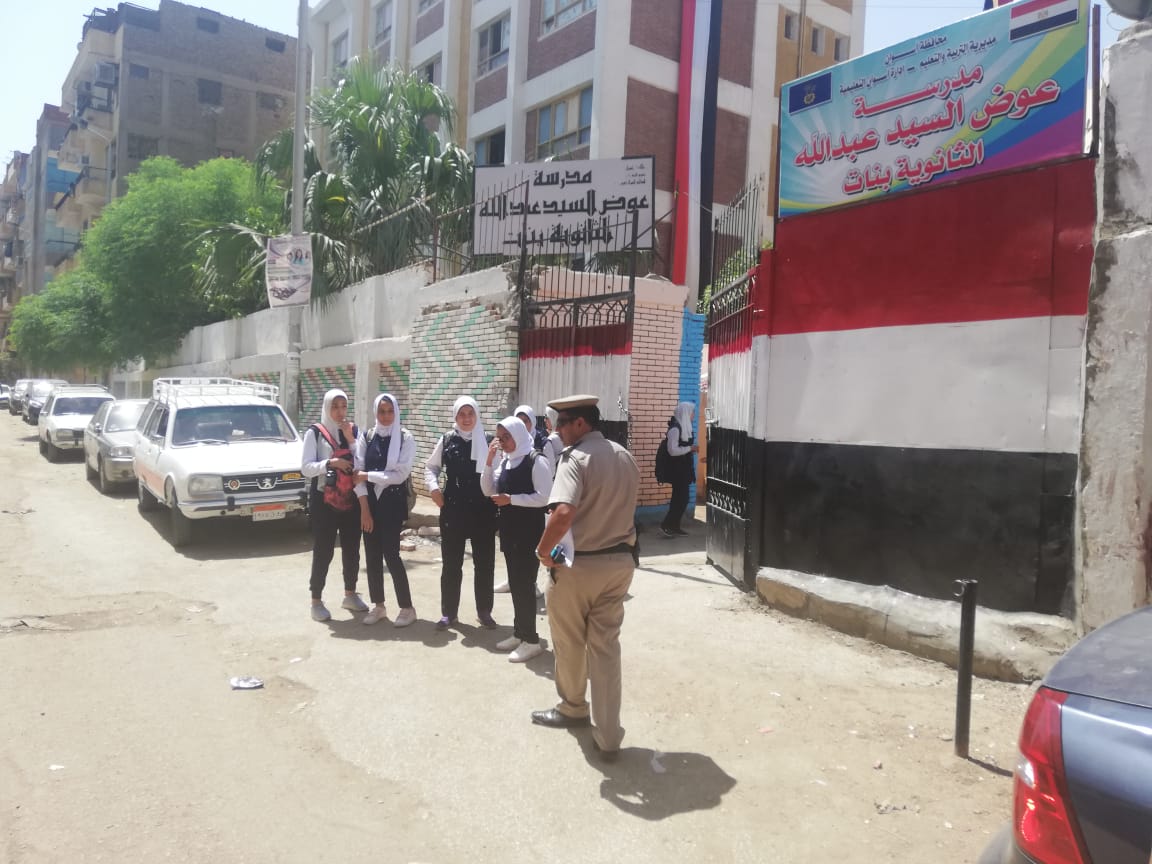 حملات لرفع المخلفات والإشغالات أمام المدارس بأسوان (9)