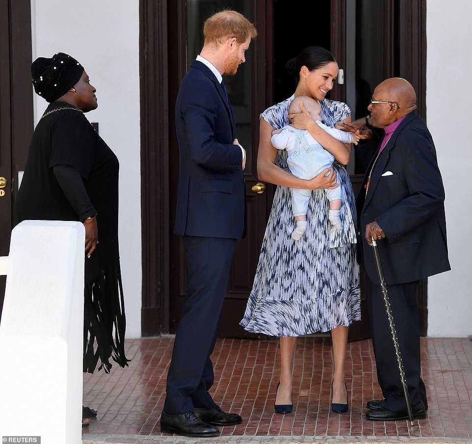 18910442-7502237-Meghan_holds_little_Archie_who_giggles_at_his_mother_as_they_are-m-69_1569403321061