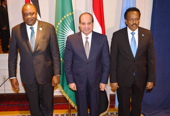 الرئيس عبد الفتاح السيسي ورئيسى الصومال وكينيا (1)