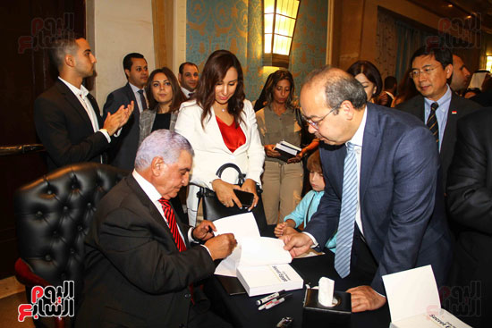 حفل توقيع كتاب أسرار مصر لزاهى حواس (18)