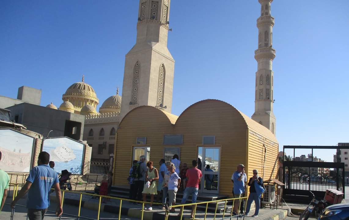 3-سياح من جنسيات مختلفة بمسجد الميناء