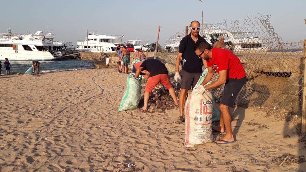 2- سياح يشاركون في حملة النظافة بالشاطئ