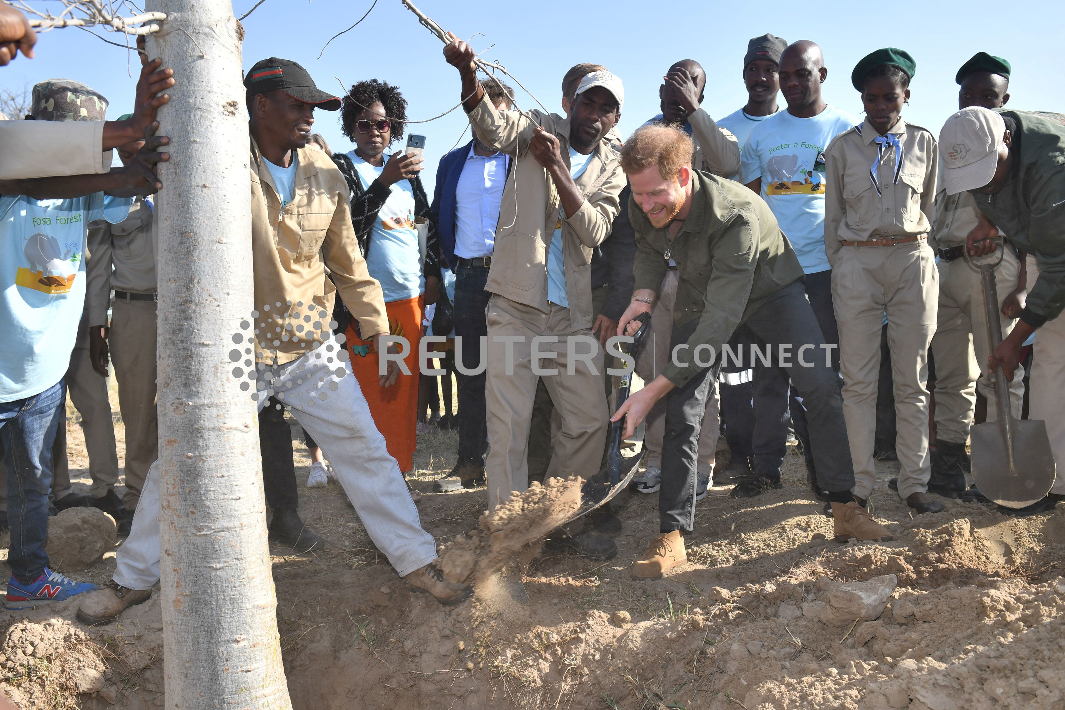 2019-09-26T073446Z_1801994430_RC197385DBE0_RTRMADP_3_BRITAIN-ROYALS-SAFRICA (1)