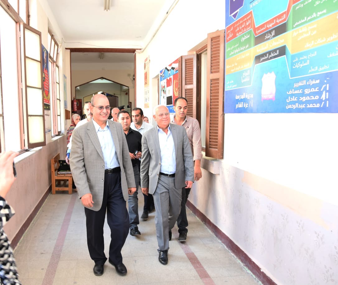 محافظ بورسعيد يتابع انتظام العملية التعليمية (1)