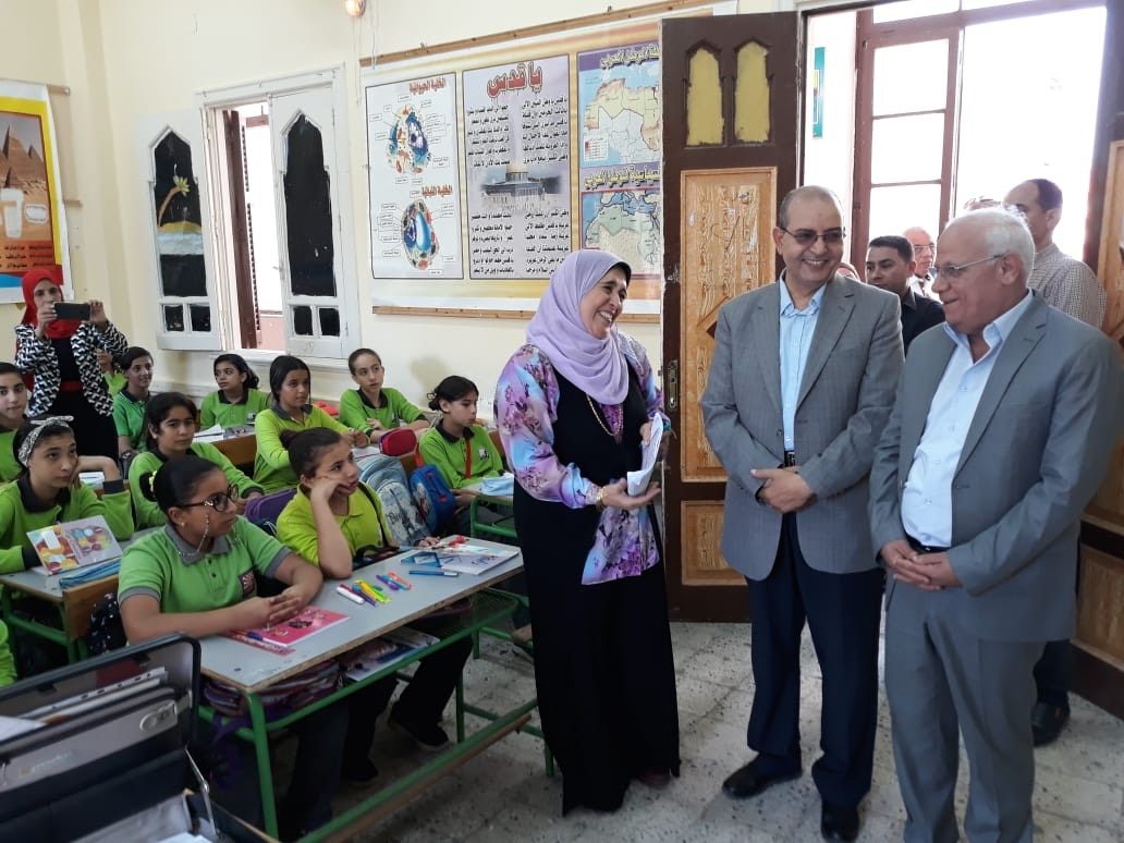 محافظ بورسعيد يتابع انتظام العملية التعليمية (2)