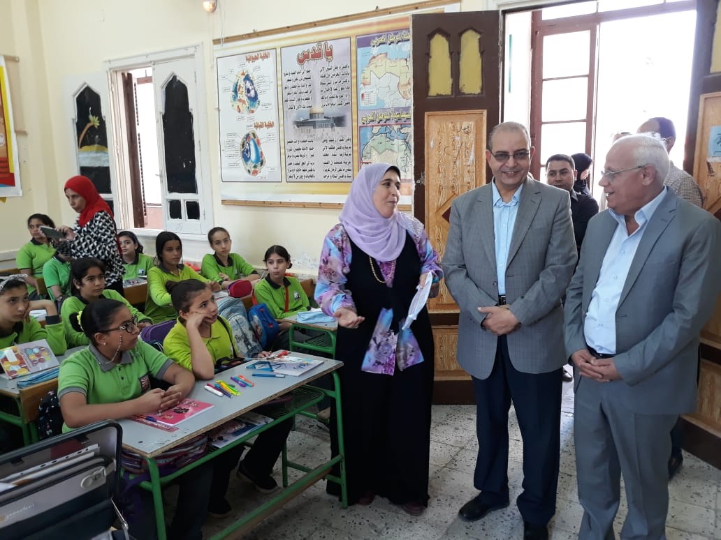 محافظ بورسعيد يتابع انتظام العملية التعليمية (3)