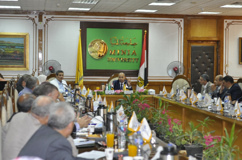اجتماع مجلس جامعة المنيا (9)