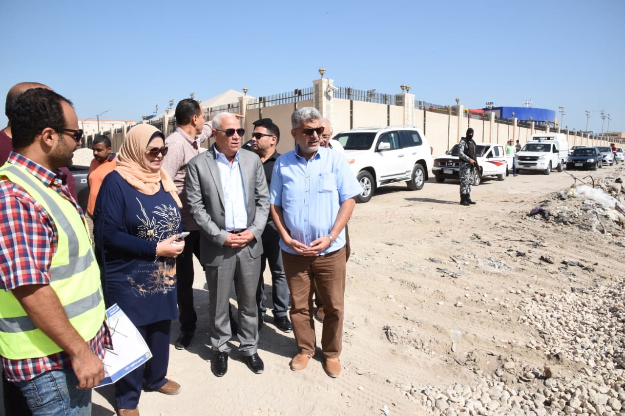 محافظ بورسعيد يتابع سير العمل فى تطوير شارع البترول  (6)
