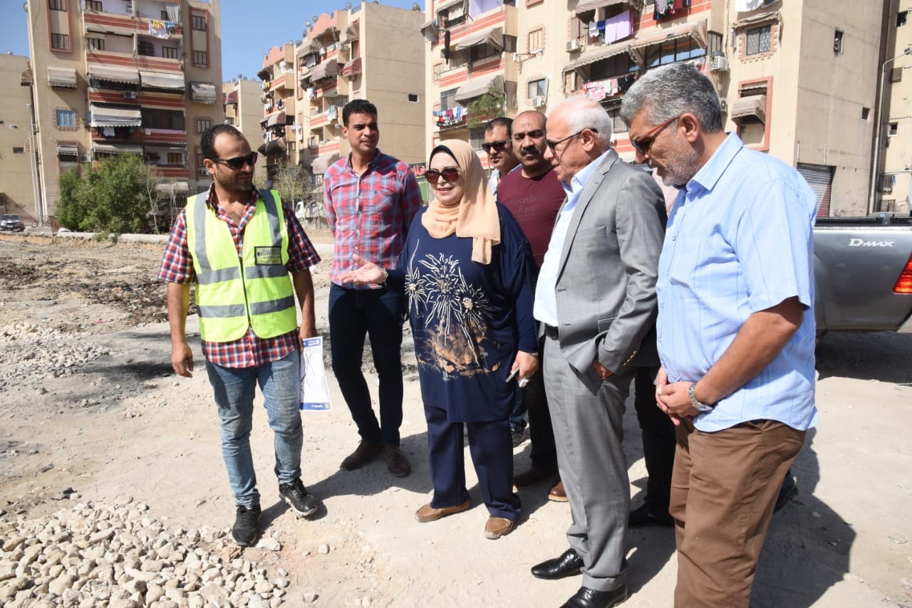 محافظ بورسعيد يتابع سير العمل فى تطوير شارع البترول  (3)