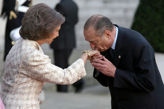 جاك-شيراك-تقبيل-يد-ملكة-إسبانيا-صوفيا-لدى-مغادرتها-قصر-الإليزيه-فى-باريس