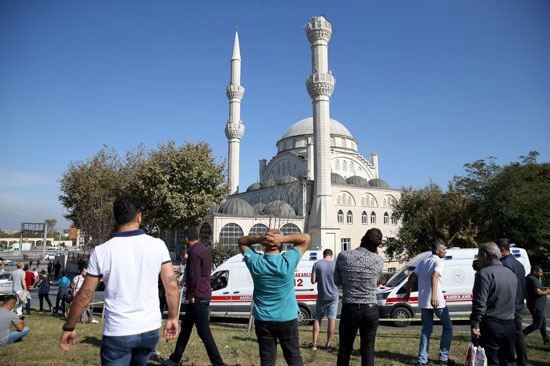 تجمع أشخاص بمحيط المسجد